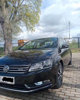 Volkswagen Passat cena 28300 przebieg: 268000, rok produkcji 2011 z Sieradz małe 254